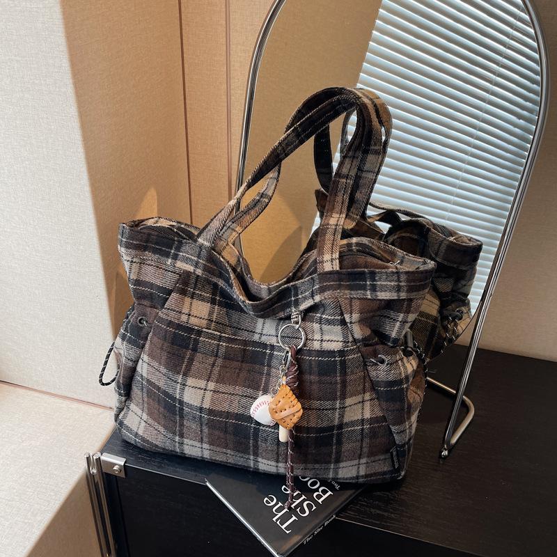 Plaid tote bag women's large-capacity new autumn and winter versatile pleated shoulder bag class commuter bag