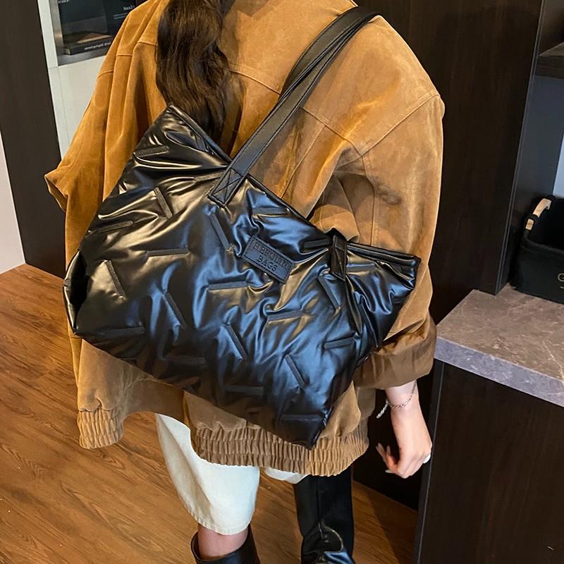 Simple and casual women's fall and winter new style bag. Simple crossbody bag. Fashiable and trendy handbag. Large capacity to