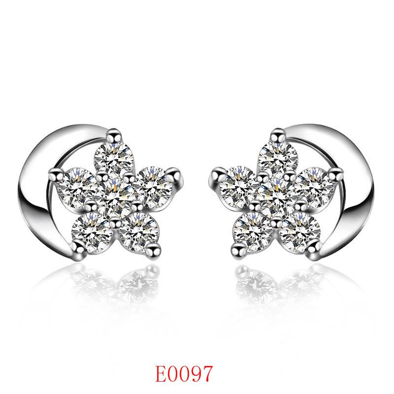 2026 New Korean Version Design Women's Zircon Light Luxury High-end Niche Earrings Temperament Four-leaf Clover Sweet and Cool Stud Earrings Jewelry