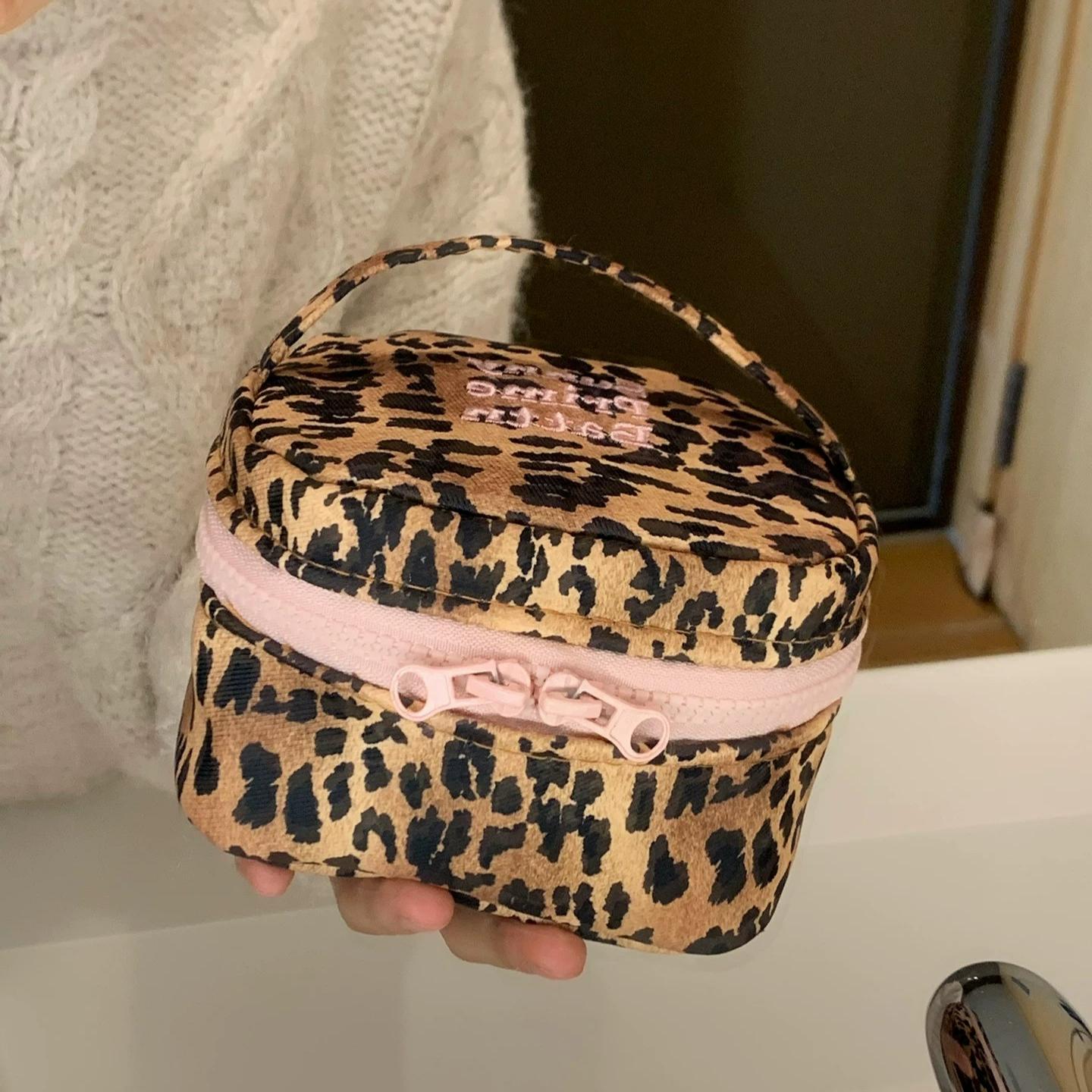

Y2k Portable Leopard Print Cube Bag Large Capacity Travel Makeup Organizer 3D Design for Women 14x8x10cm леопардовый
