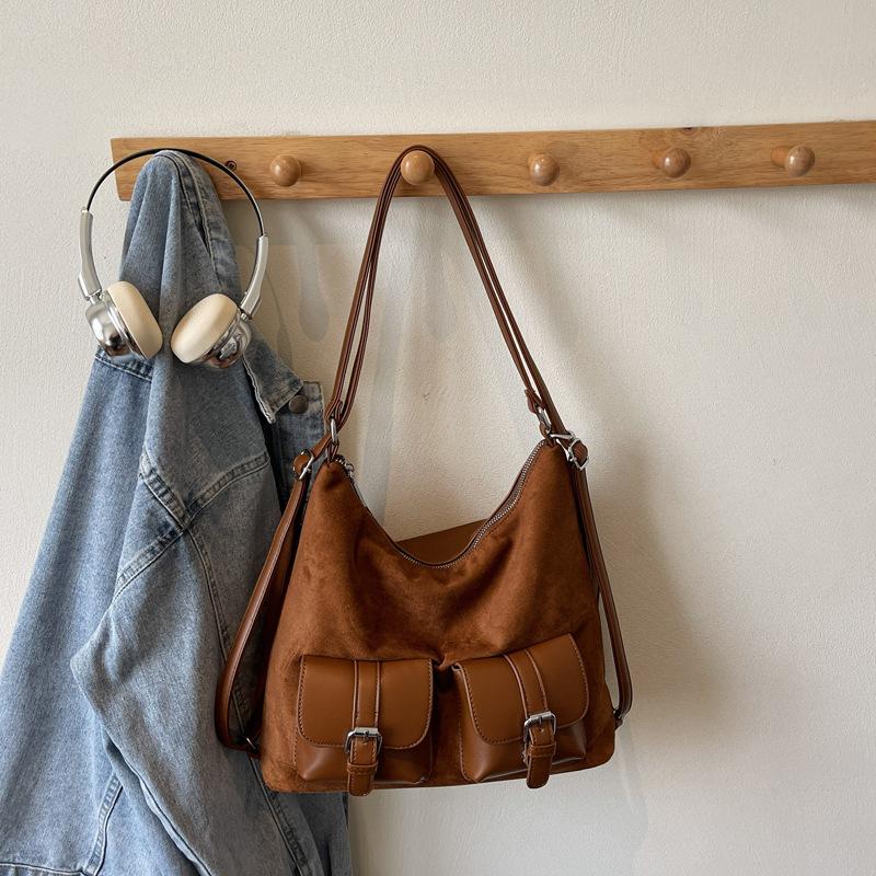 

Commuter to work Large capacity tote bag Women s 2025 autumn and winter new retro fashion backpack Lazy style underarm bag without pendant