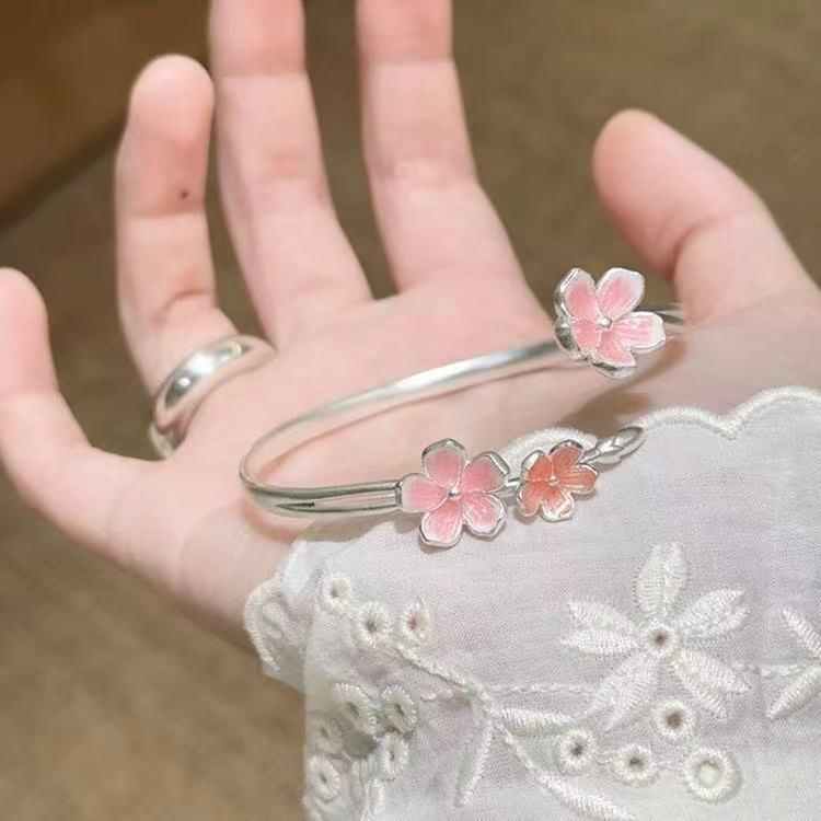 """Rote Ärmel fügen Duft hinzu" verschmiertes rosa Pfirsichblüten-Armband Nische leichter Luxus Retro vielseitiger Schmuck"""