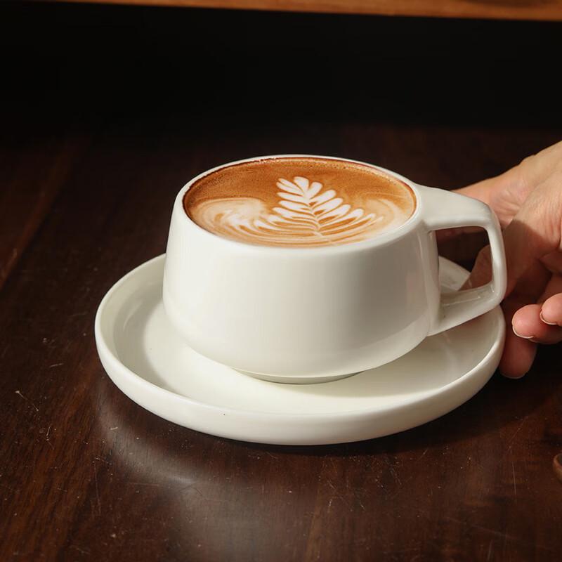 Set Simplu Cană de Cafea și Farfurioară din Ceramică Albă