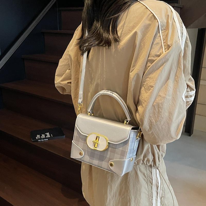 Today's popular bags are women's new high-end plaid one-shoulder messenger bags and small square bags.