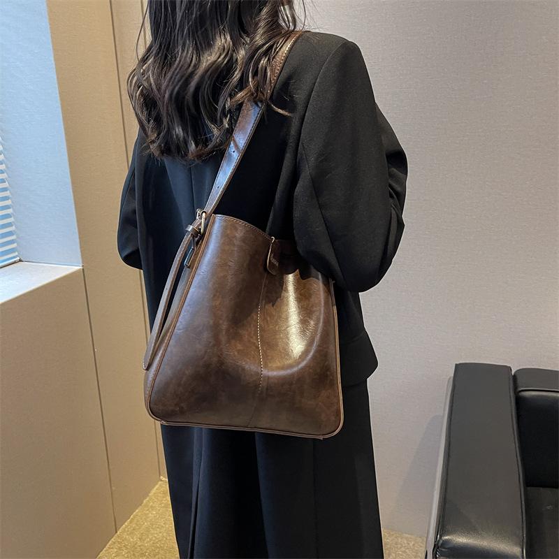Large capacity bucket bag, mother bag, women's 2025 new fashion commuter versatile women's shoulder bag, messenger women's bag