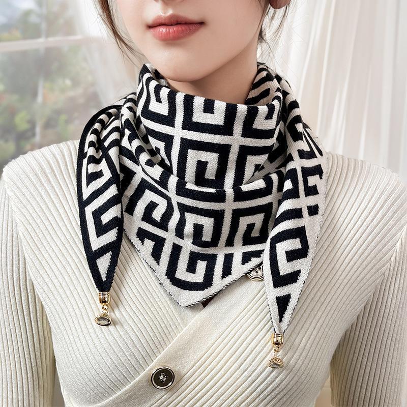 Festlicher Strickdreieckschal mit goldenen Akzenten: Warmer, vielseitiger Winter-Nackenwärmer