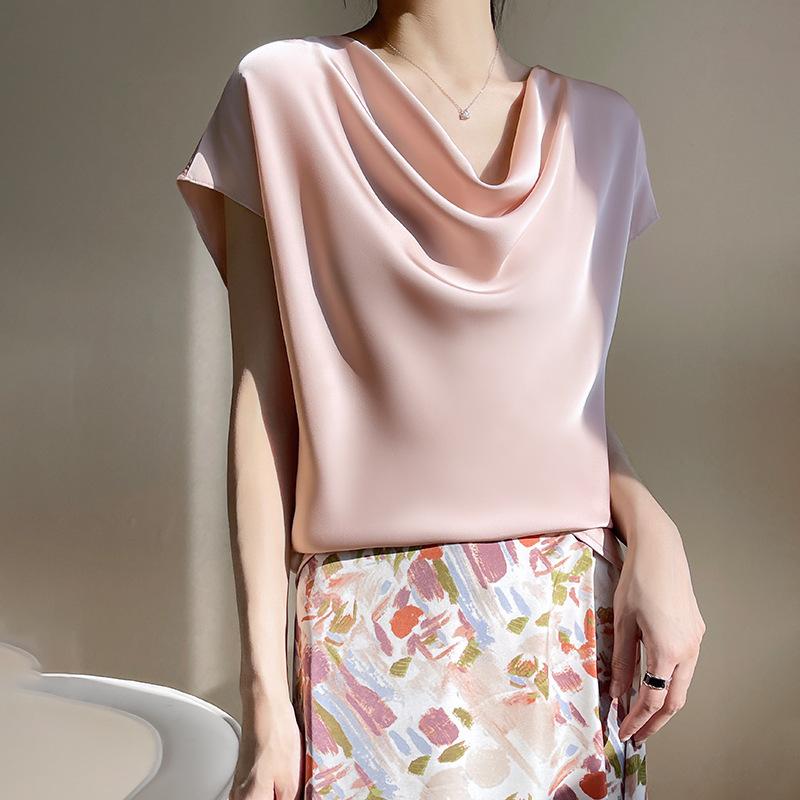 Elegantes Übergrößen Seidensatin-T-Shirt mit drapiertem Ausschnitt für den Sommer