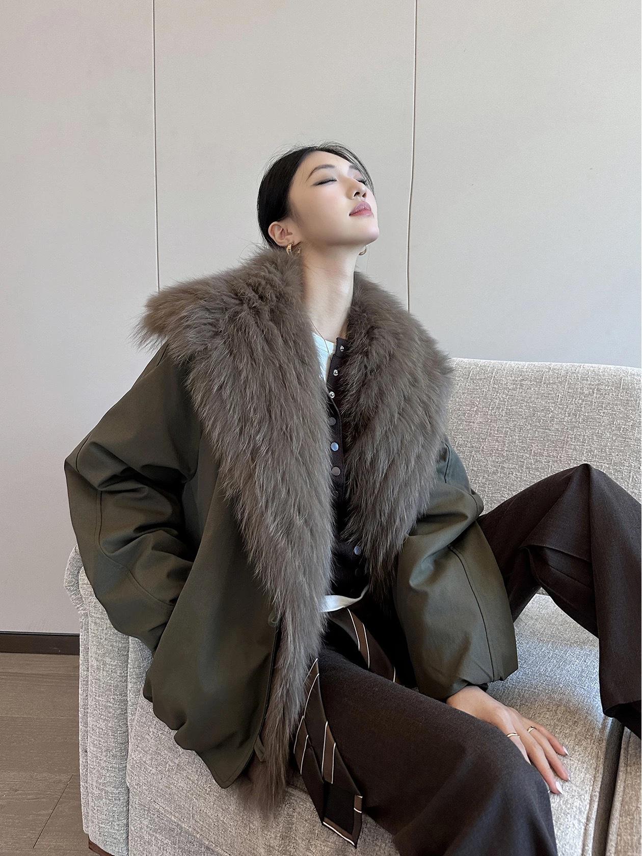 Snowy Realm Navy Parka: Women`s Down