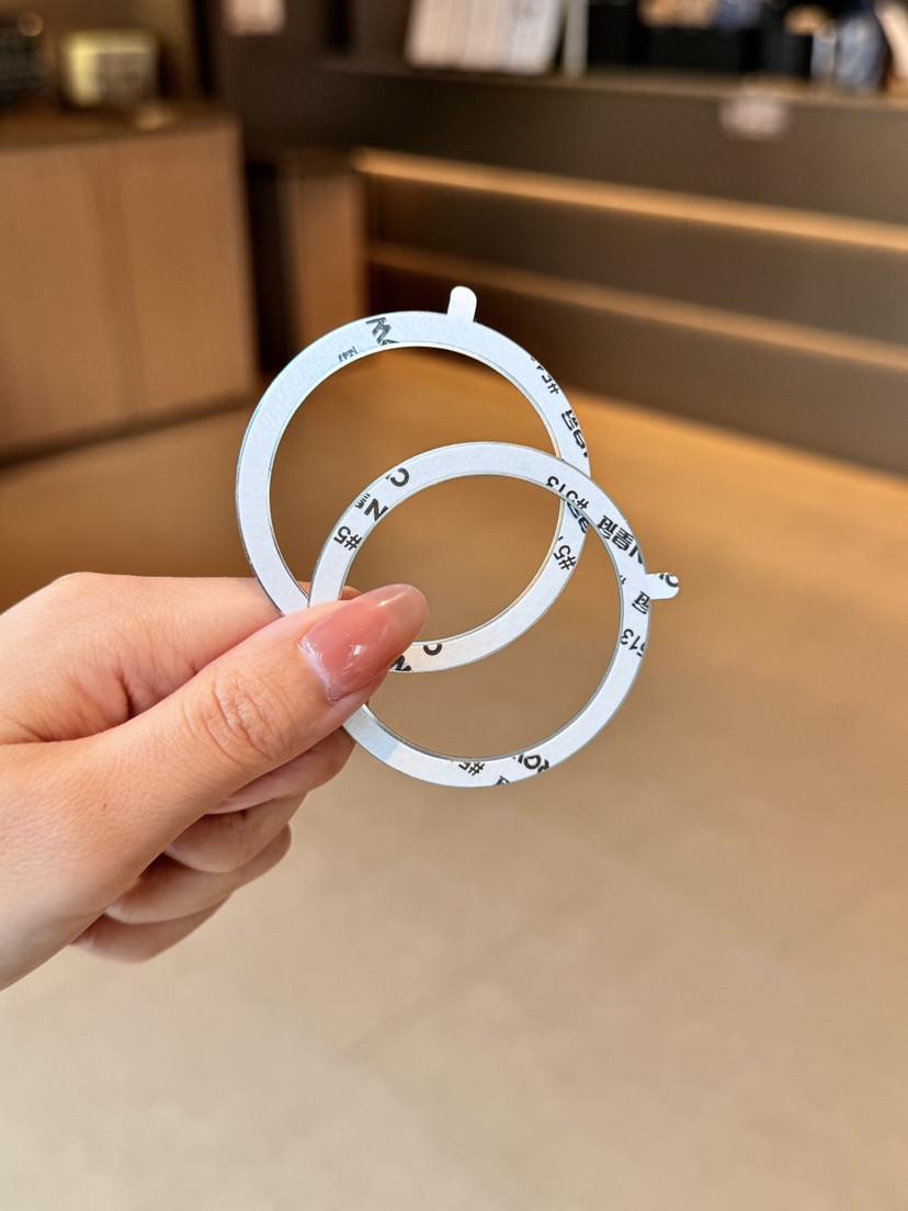 Magnetic Double Ring Phone Stand - Strong, Foldable, Multifunctional, and Ideal for Desktops.