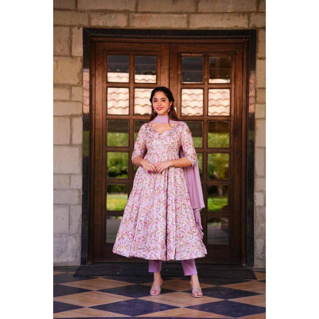 

Фирменное и разработанное платье высшего качества с дупаттой с высокой степенью связи.