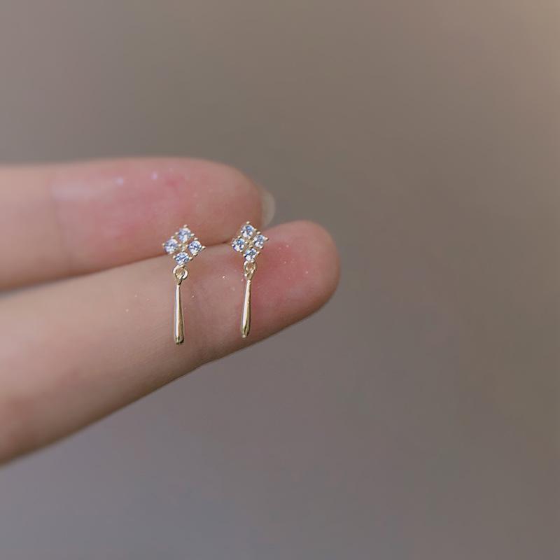 Korean Retro Four-Leaf Clover Tassel Earrings with Mini Zircon - Fashionable 2024 Trend for Women