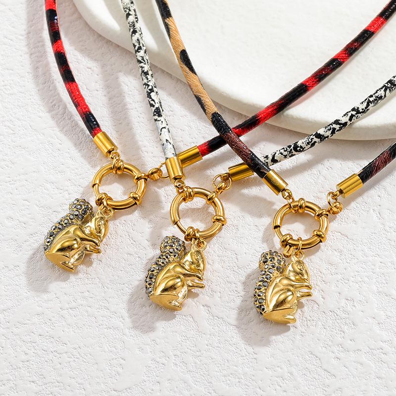 Křičící veverka s diamantovým zdobením na koženém chokru - Evropský a americký trendy design