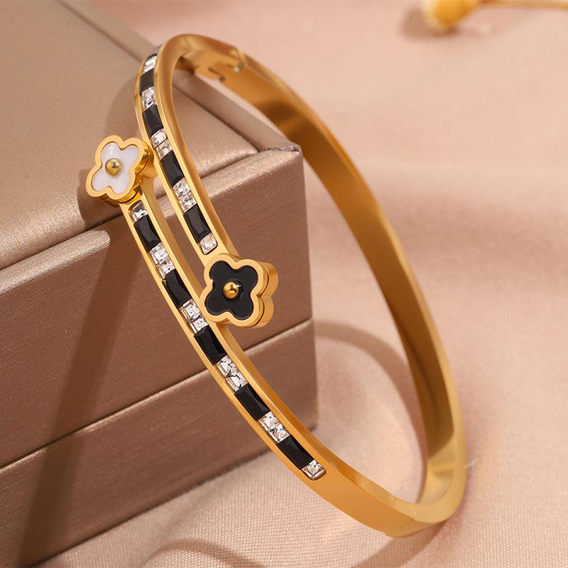 Hot-selling titanium steel bracelet, girls' high-end sense of fashion, popular light luxury in Europe and the United States, Gypsy star love diamond