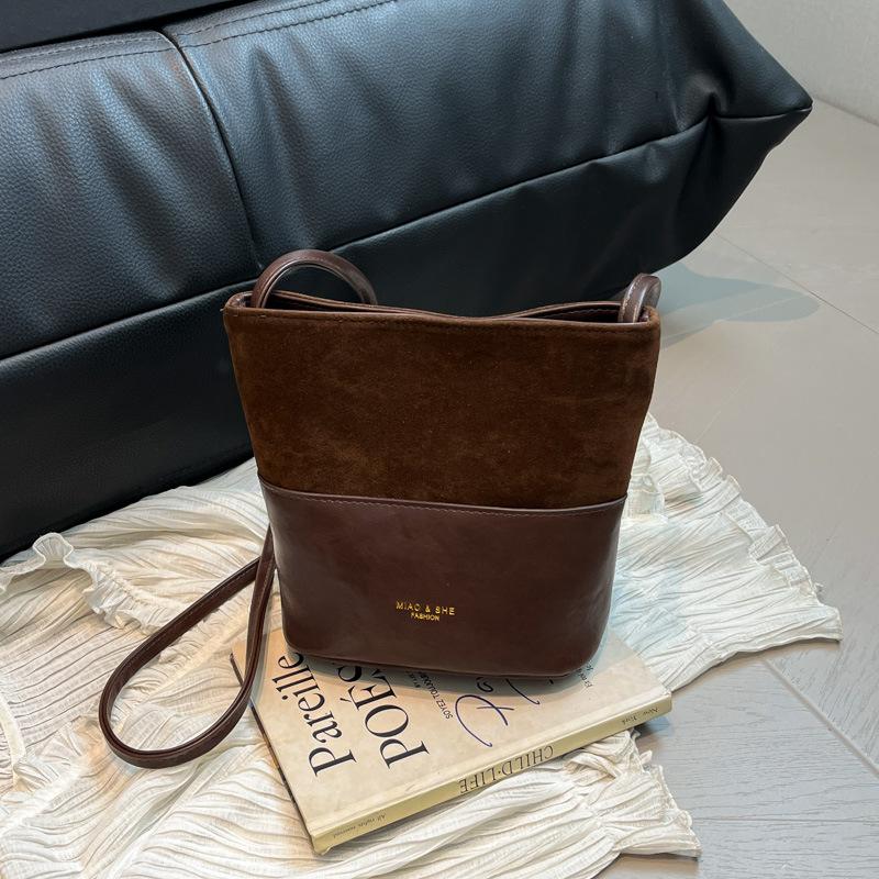 Premium matte leather splicing bucket bag women's new fashionable retro lightweight small bucket bag casual messenger bag