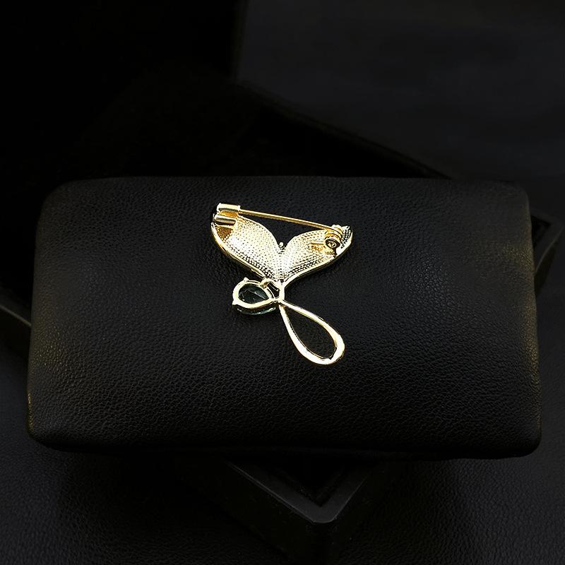 Fishtail anti-light brooch women's high-end sense niche exquisite high-end design corsage sweater pin suit accessories