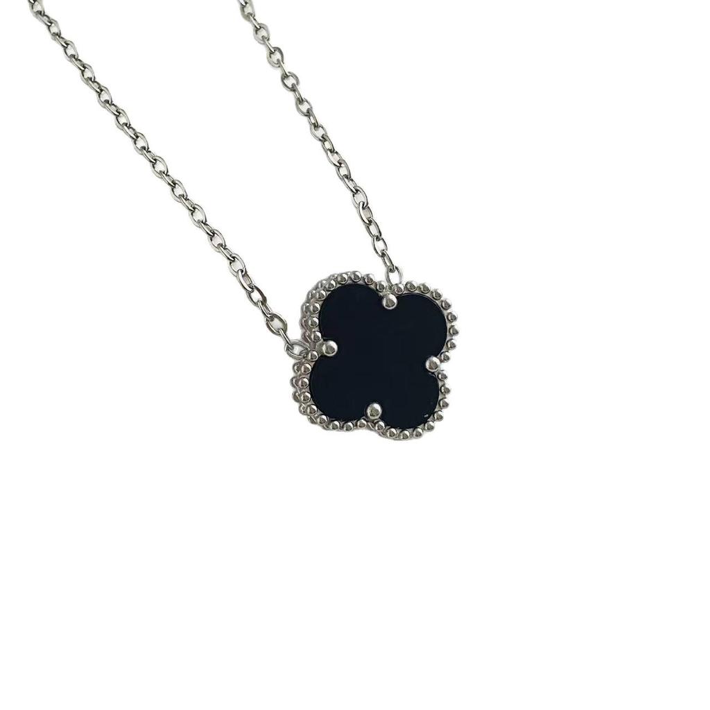 Halskette mit vierblättrigem Kleeblatt, 18 Karat vergoldet, mit Anhänger aus rosenrotem Chalcedon, Achat und weißem Muschelkern für Damen