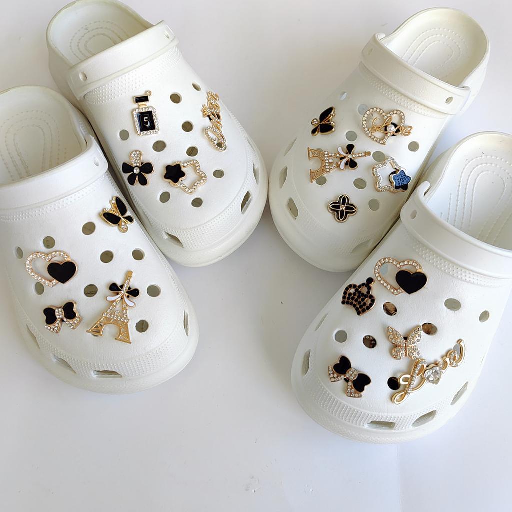 Neue Lochschuhe Schuhschnalle DIY Jinta Liebe Strassschuhe Blume Schuhschnalle Gartenschuhe Dekoratives Zubehör Set