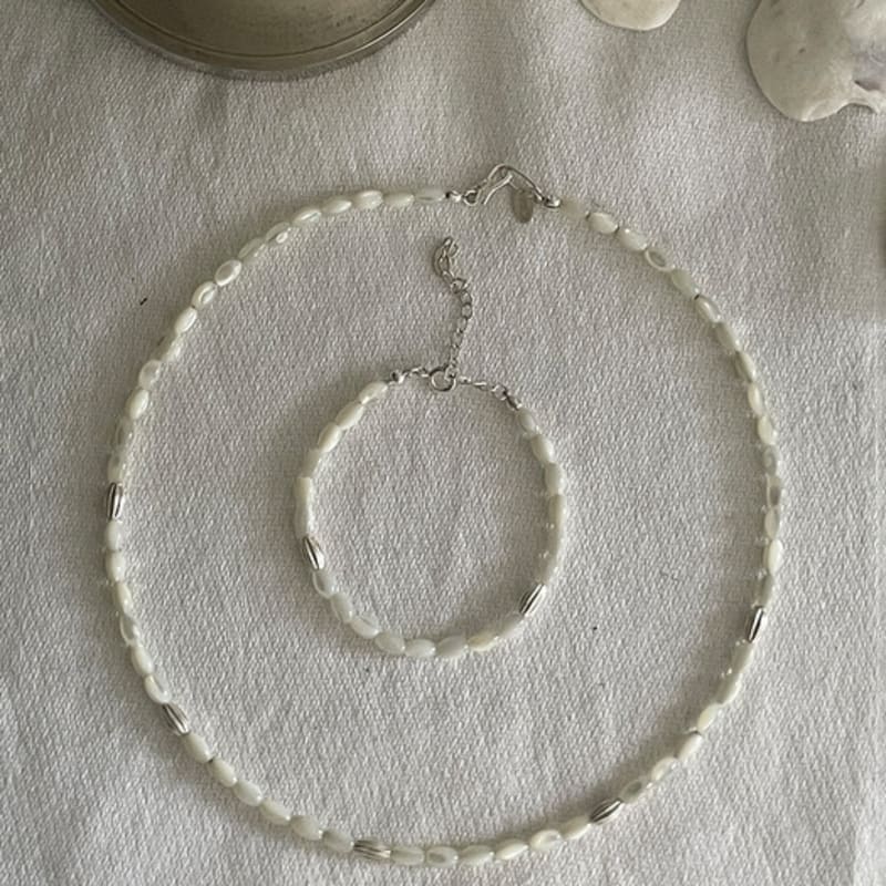 Melliv Oval Mother-of-Pearl Necklace_mvn46
