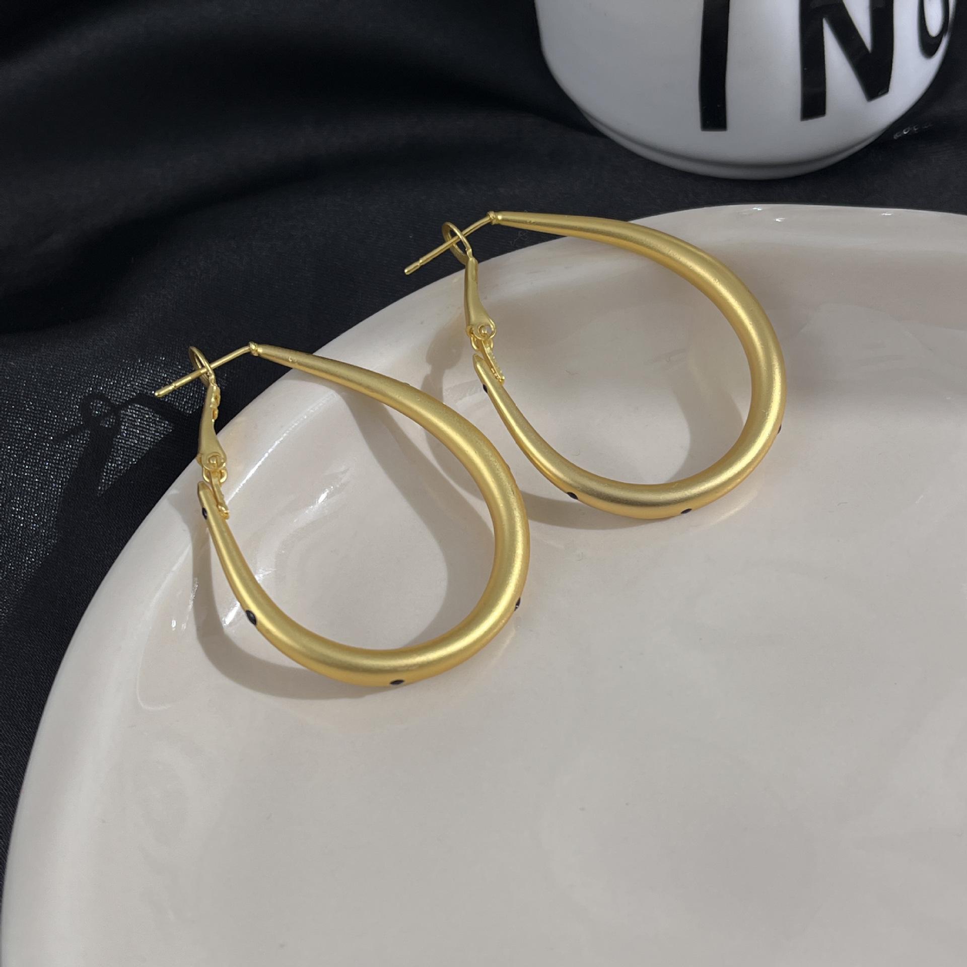Silver Needle Korean-Style Polka Dot Brushed Round Earrings – High-End Simple Accessories for Women.