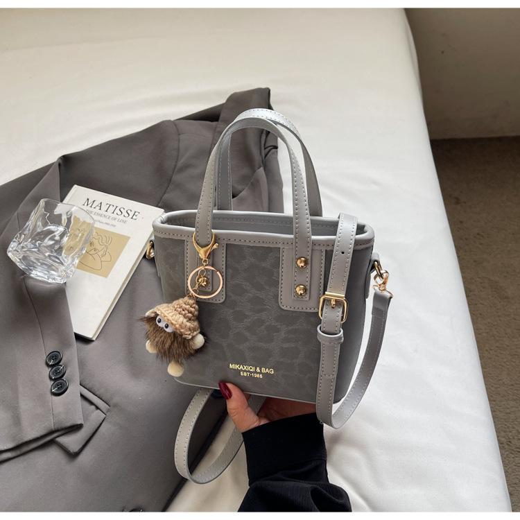 Niche Design Leopard Print Bag Women's 2025 New Fashion Retro Portable Bucket Bag Foreign Style Shoulder Messenger Bag Tide