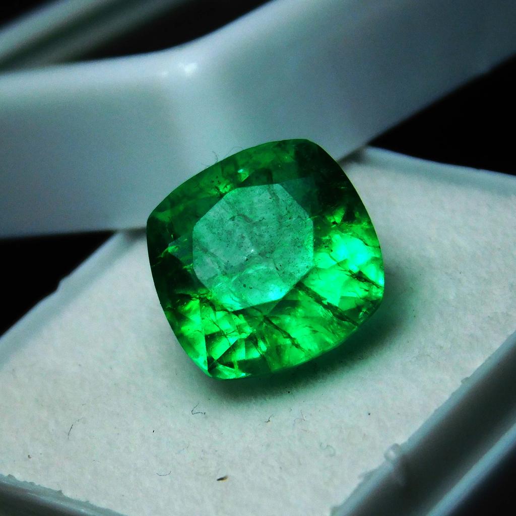 Natural Green Emerald Loose Gemstone Square Cushion Cut 8.56 ct for Jewelry Making and Crafts
