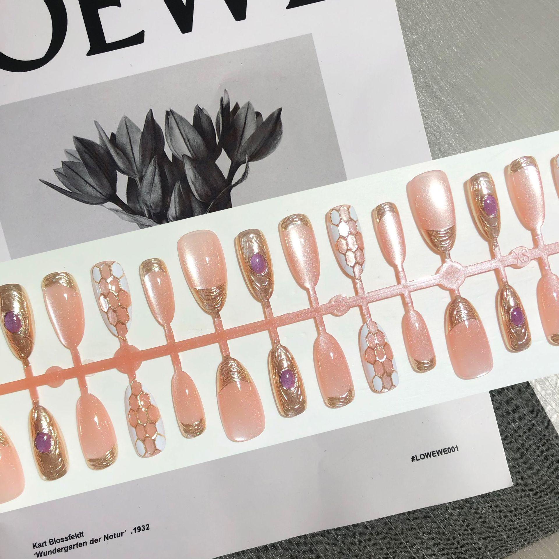 

Розовые змеиные миндалевидные накладные ногти: Длинный змеиный нейл-арт в стиле Buccellati для милого и крутого года Змеи.