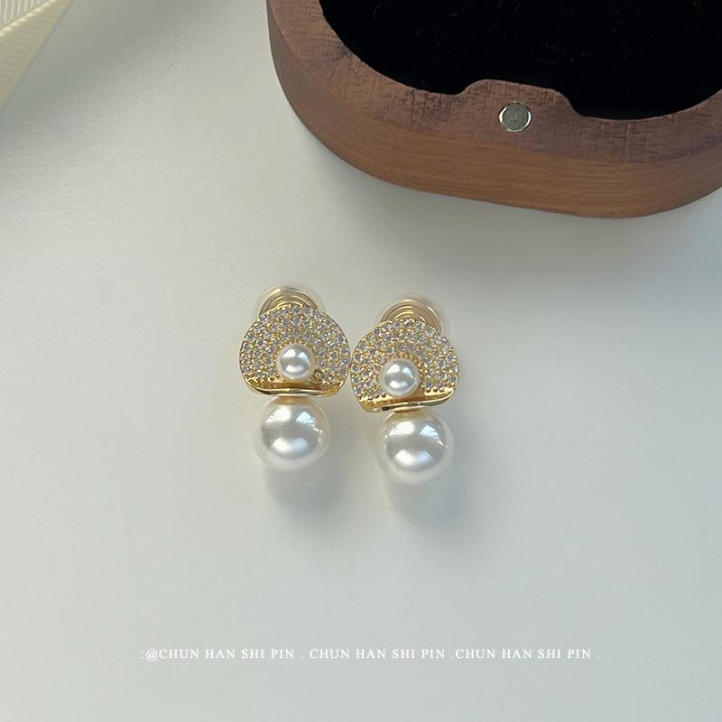 Stylish and simple pearl ear clips without ear piercings, high-end large pearl stud earrings, celebrity temperament earrings, mosquito disc earrings.