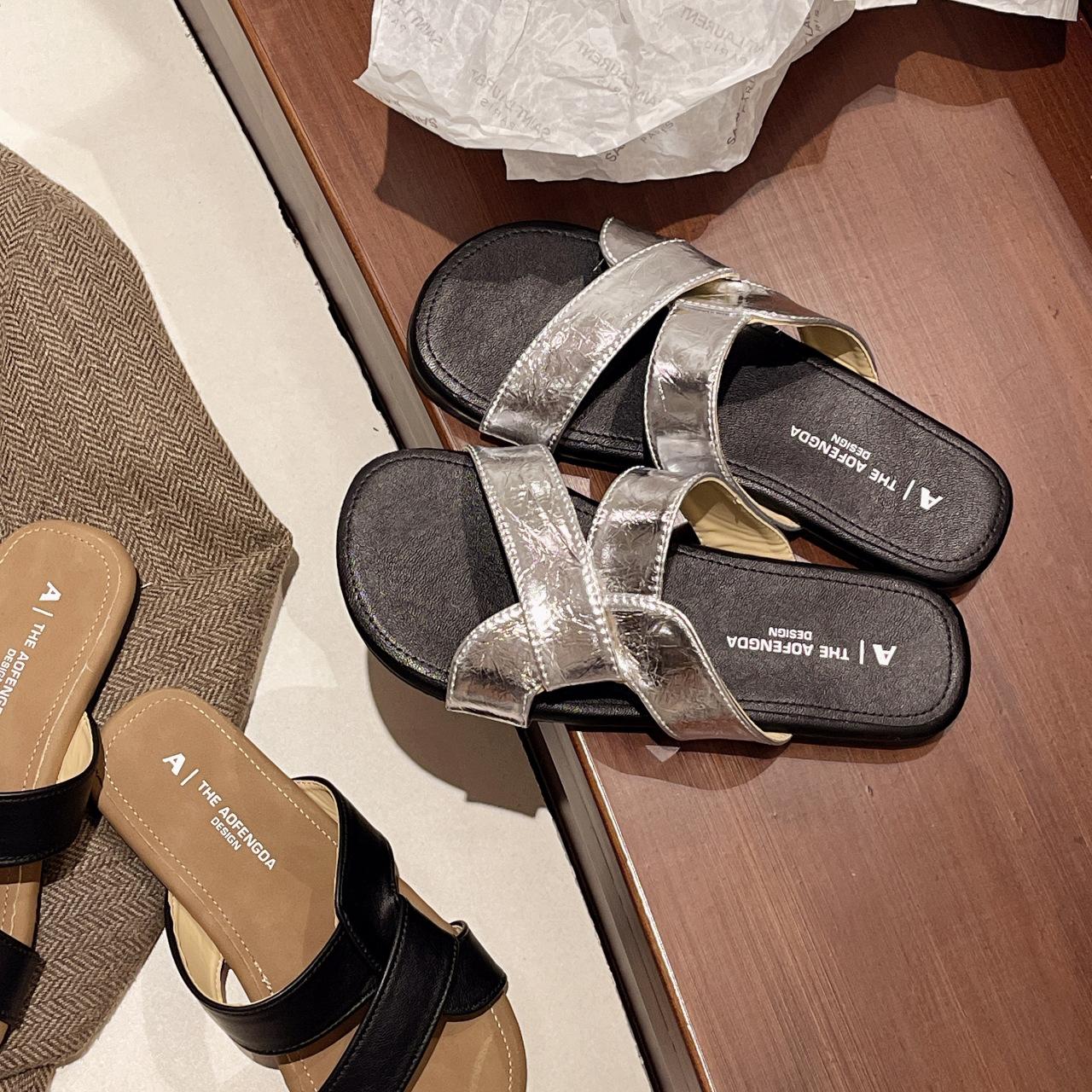 

Тапочки с перекрестными ремешками, женская летняя одежда 2024 года, новые повседневные пляжные сандалии в стиле ретро на плоской подошве с нескользящей подошвой 35 серебряный