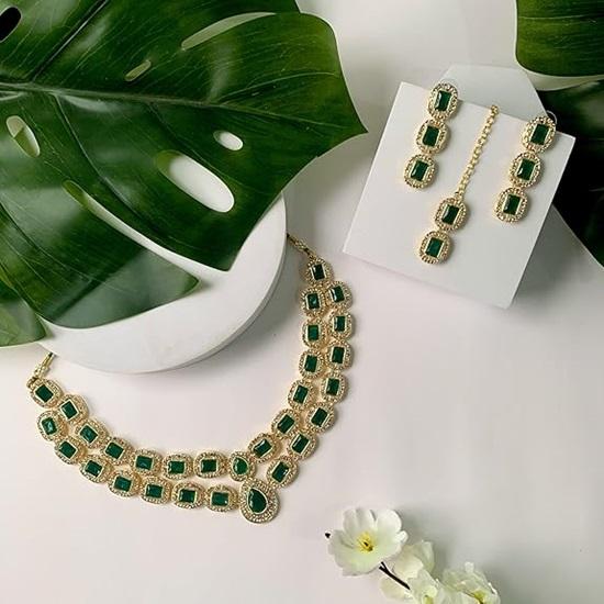 Vergoldete traditionelle Stein-Valentinstags-Halskette mit Maang Tikka-Ohrring-Set für Frauen
