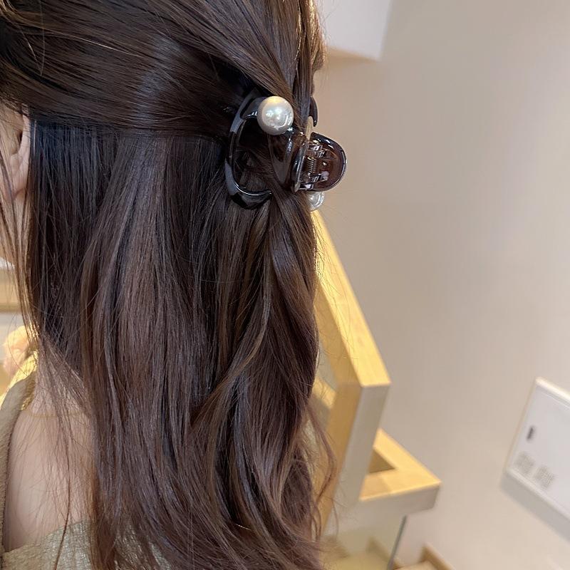 Korean Style Unique and Minimalist Geometric Oval Pearl Small Hair Clip, Princess Head Hair Clip, Shark Clip