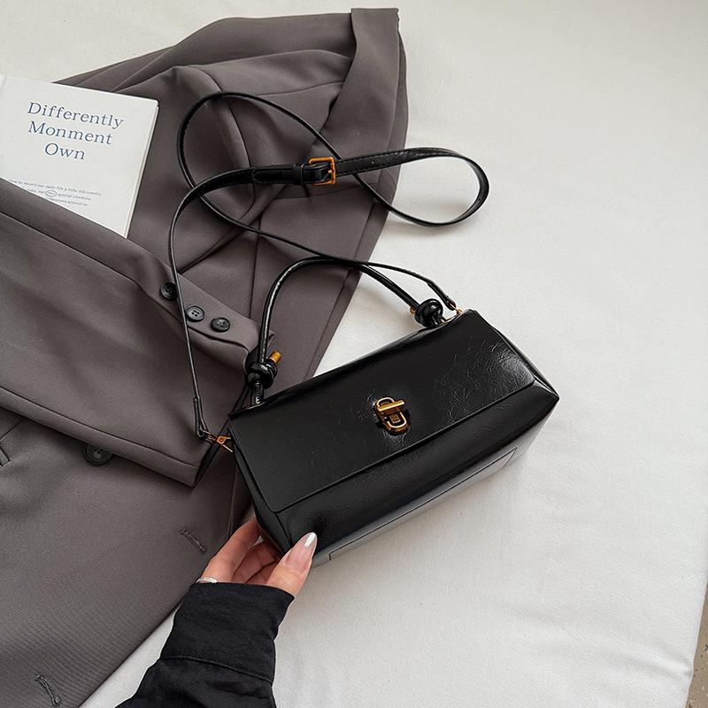 

High-value niche bag women s retro 2025 autumn new simple messenger bag Korean version ins portable small square bag