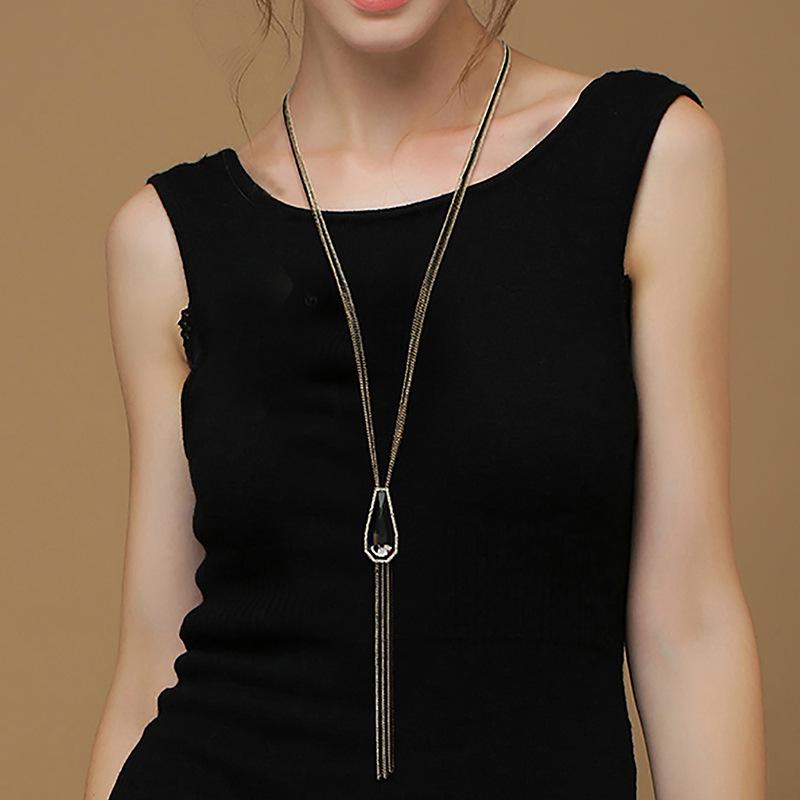 Black Crystal Pendant Necklace: European & American Style Versatile Jewelry for Women, Perfect for Autumn & Winter Outfits