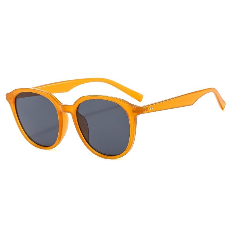 Retro Milky White Cat-eye Sunglasses for Women with Square or Round Faces, Slimming and Stylish, Sun Protection for Seaside Vacations, Popular Online