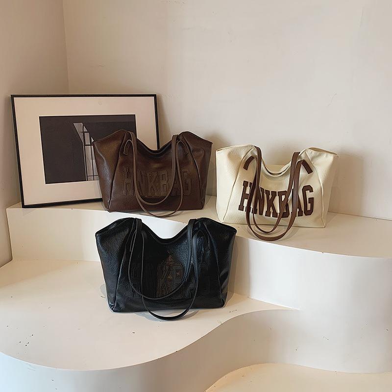 Casual bag women's large-capacity new autumn and winter versatile retro shoulder bag is now popular commuter tote bag