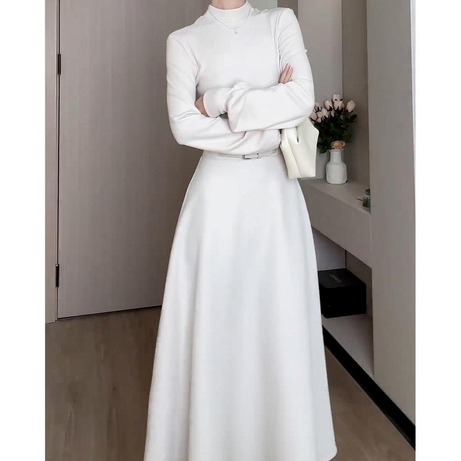 Autumn/Winter 2024 Women's French Hepburn Style Black Knit Dress - Mid-Length, Small Waist Trend
