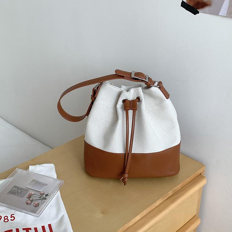 Neue koreanische Patchwork-Schultertasche mit Kordelzug für Damen, modisches Nischenprodukt, geräumige Canvas-Tasche für Pendler