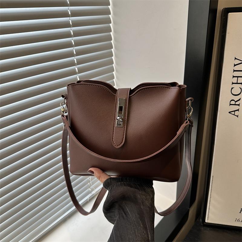Large capacity bucket bag New fashion versatile shoulder messenger bag Soft leather high-end wide shoulder strap armpit bag