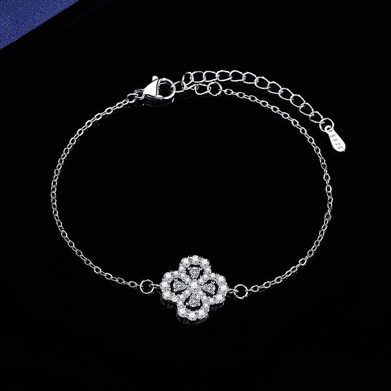 Korean-Style Four-Leaf Clover Diamond Bracelet: Elegant, Trendy, and Personalized Women's Jewelry