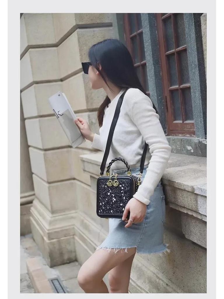 Yuhua Stone Retro Tofu Diamond Crossbody Bag - Small, Stylish, High-end Commuter.