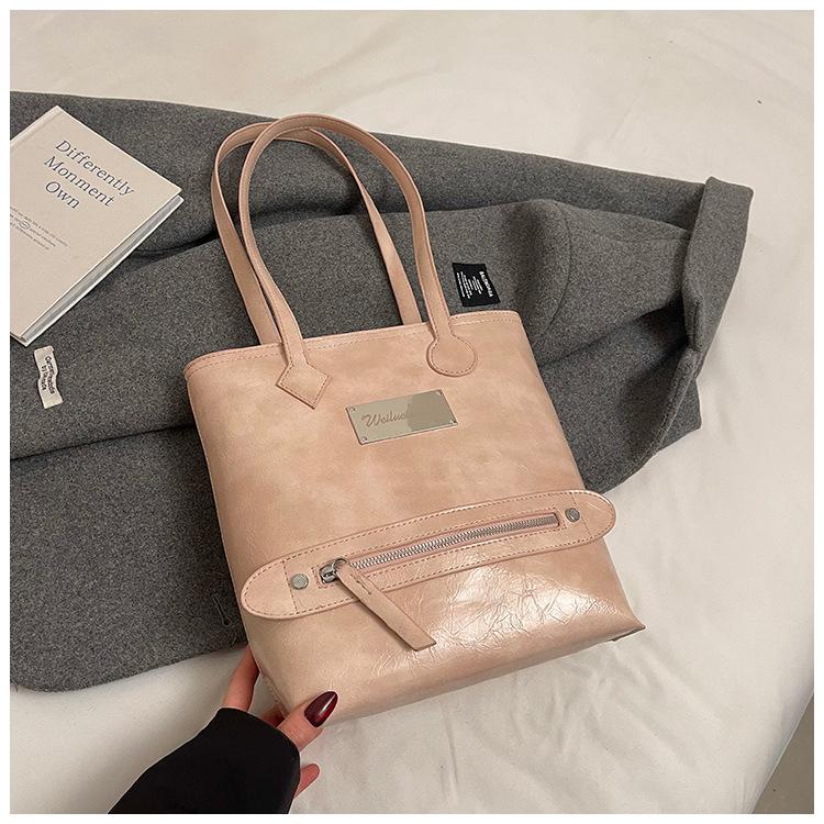 

Fashion trendy tote bag women s 2025 autumn new commuting large-capacity shoulder bag high-value underarm bag розовый
