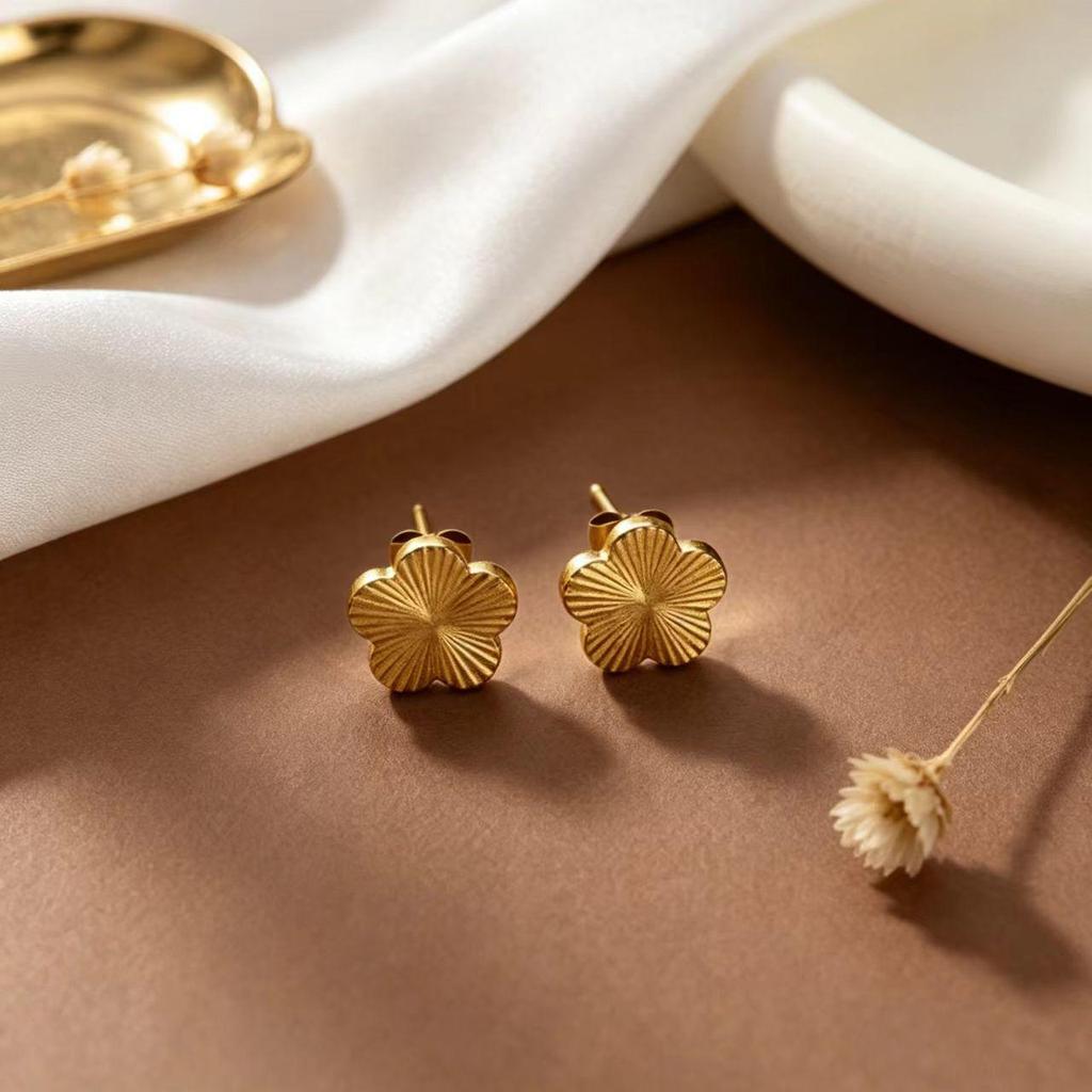 Gold-Plated Titanium Steel Four-Leaf Clover Jewelry Set: Necklace, Bracelet & Earrings for Women – Luxurious High-End Feel.
