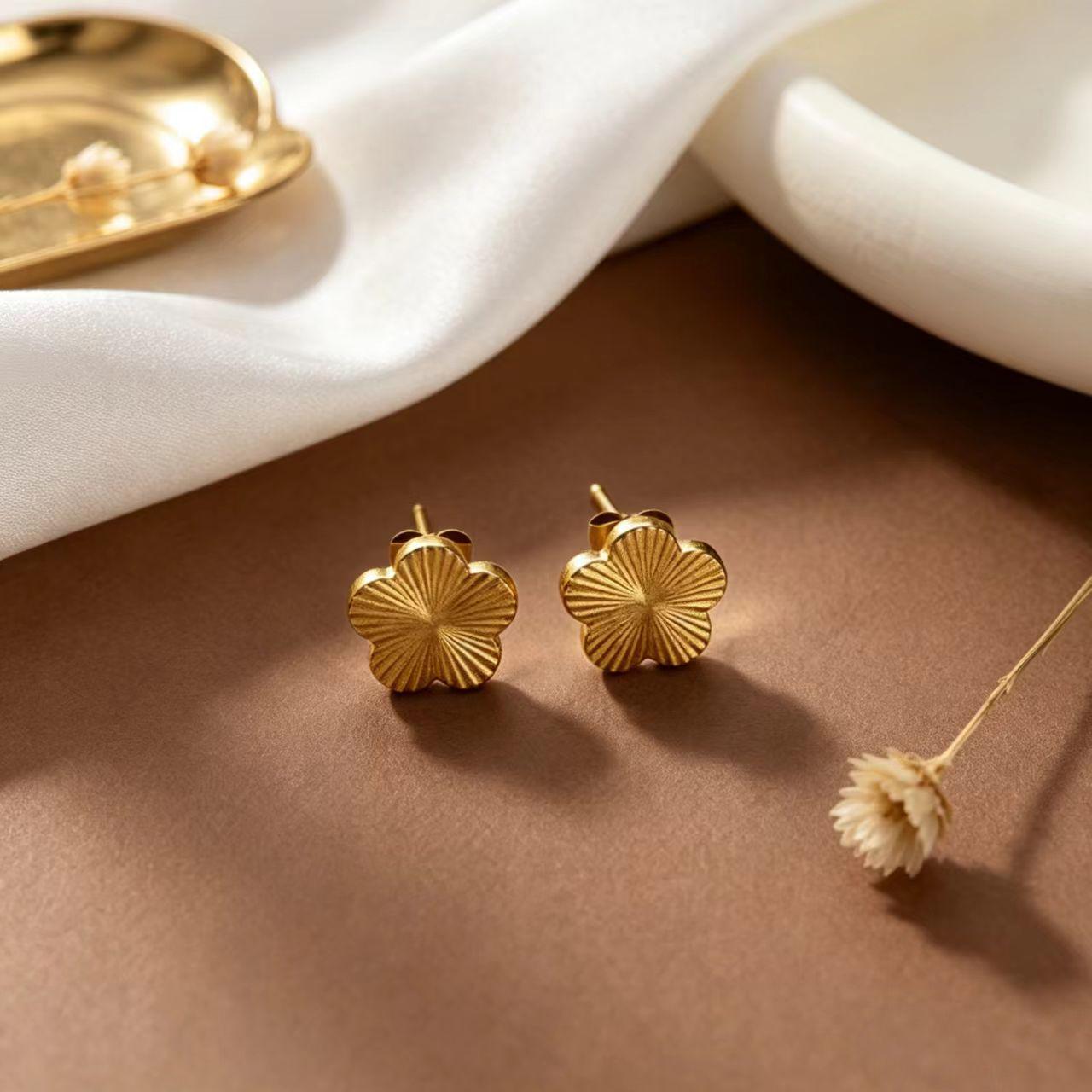 Gold-Plated Titanium Steel Four-Leaf Clover Jewelry Set: Necklace, Bracelet & Earrings for Women – Luxurious High-End Feel. 18K