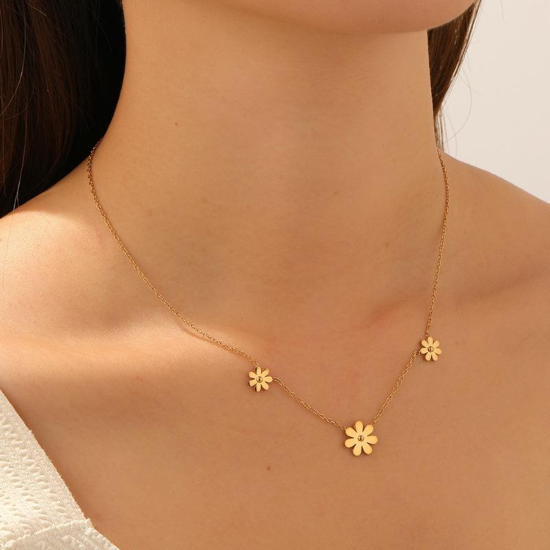 Gold Plated Daisy Flower Charm Necklace, Dainty Adjustable Cable Chain for Women, Cute Minimalist Daily Jewelry