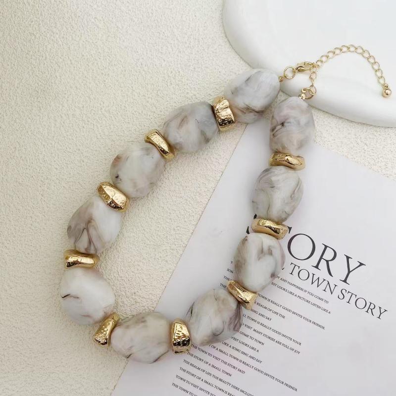 Irregular acrylic textured bead collarbone chain suitable for women's daily and party wear