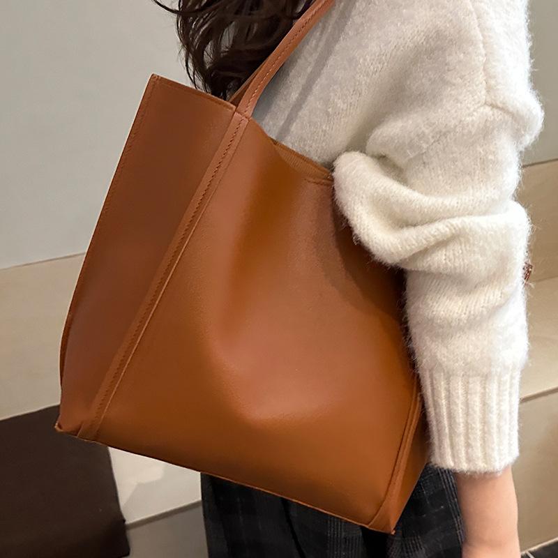 

Осень и зима сумка большой вместимости 2025 новый тренд девушка универсальная нишевая сумка через плечо новый сенс большая сумка сумка-тоут для поездок на работу коричневый