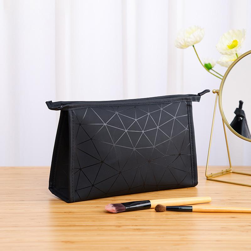 Neceser de viaje sencillo y portátil con estampado geométrico.