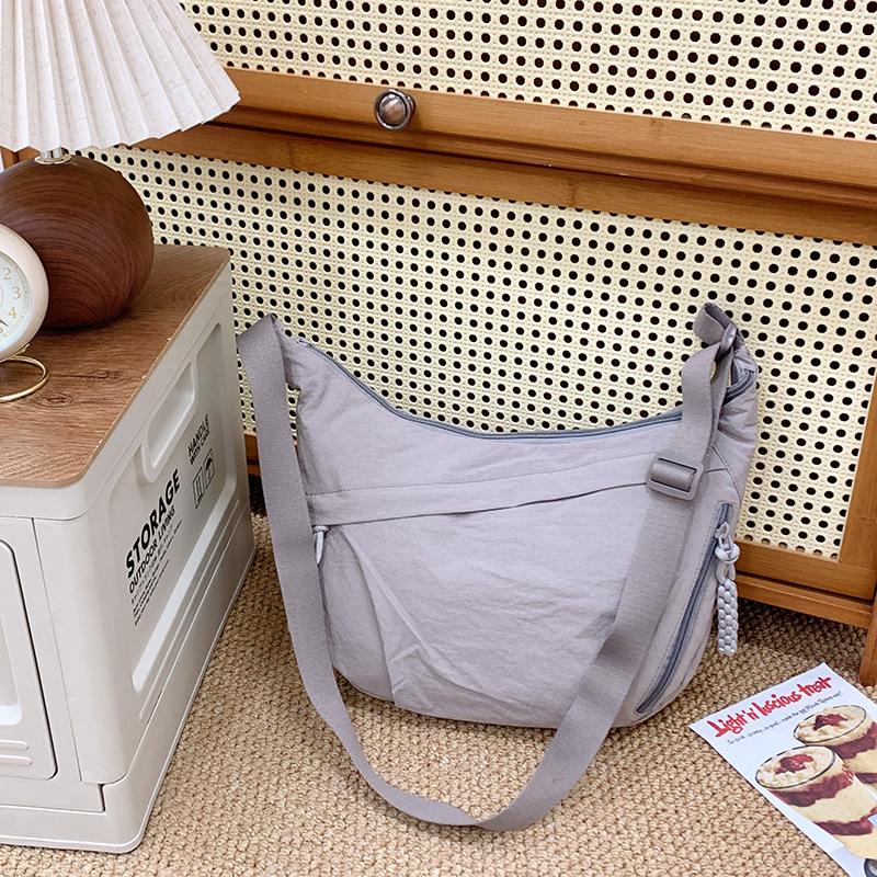 Popular Casual Simple Women's Lightweight Dumpling Bag Fashionable Versatile Solid Color Commuter Messenger Women's Bag
