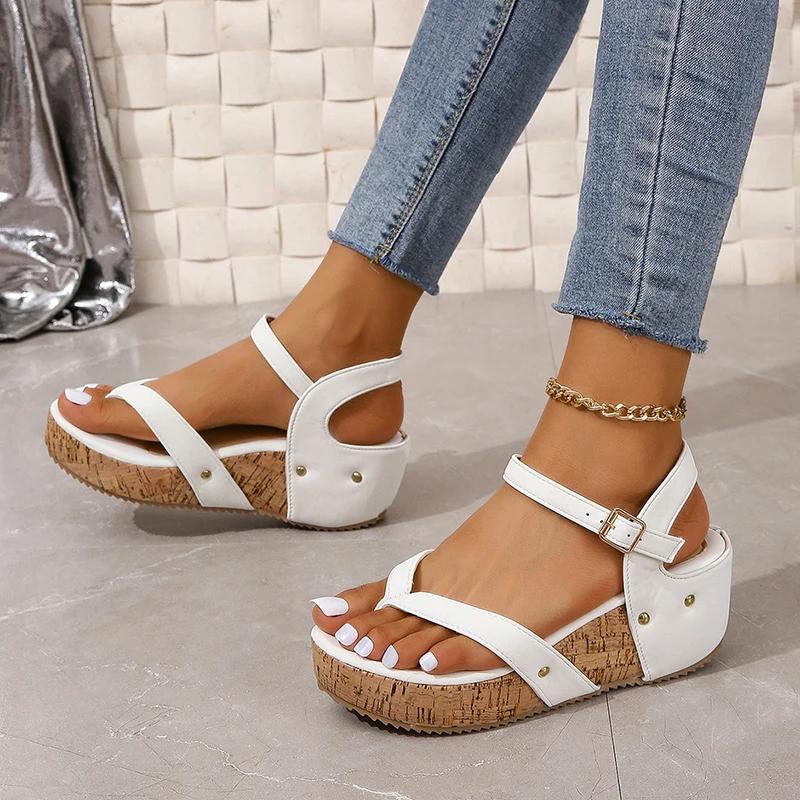 Modische klobige Plateau-Zehenstegsandalen für Damen Sommer Nieten High Heel Sandale für Damen Mode Outdoor Rutschfest Sandalias Mujer