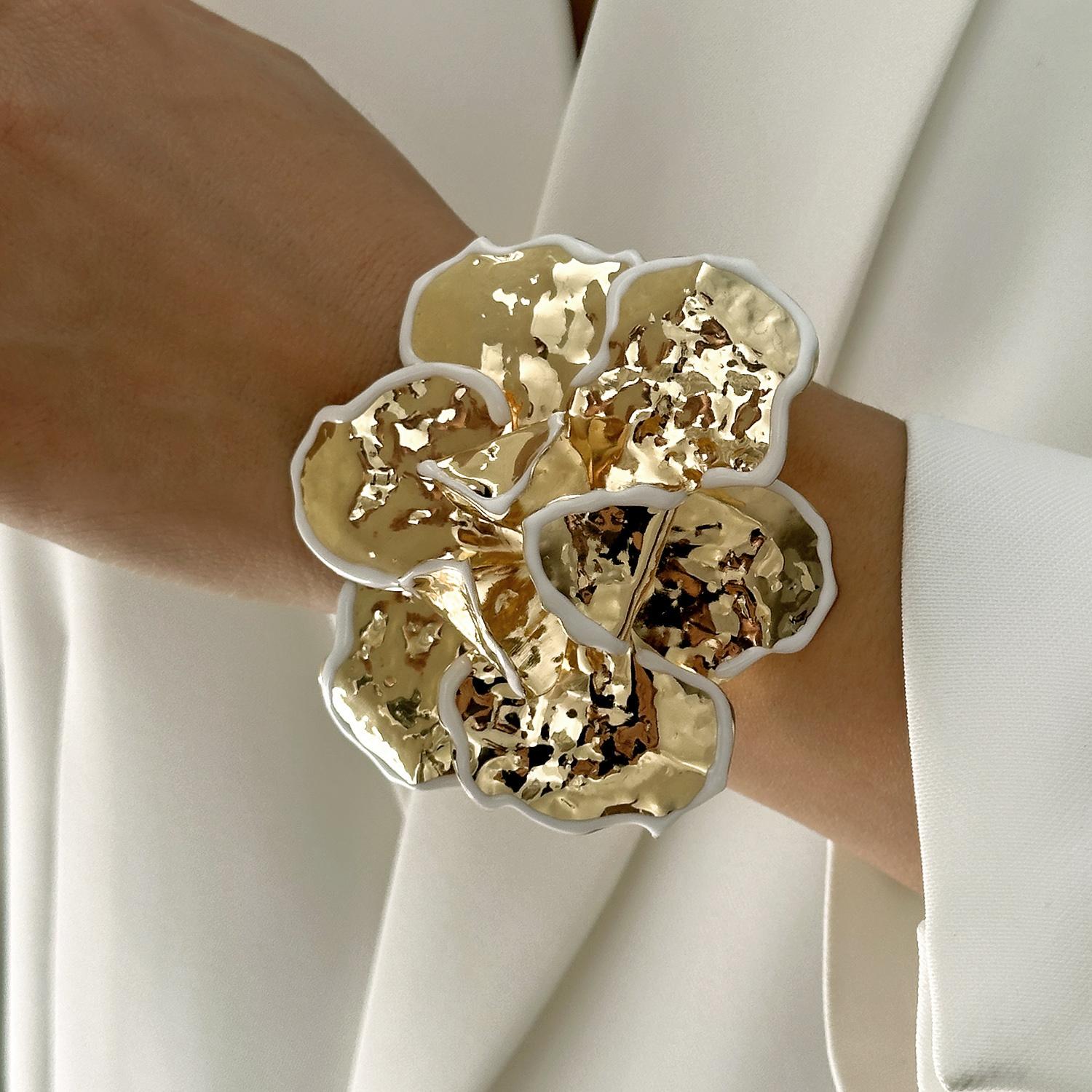 White Enamel Flower Exaggerated Open Bangle for Women Fashion Large Floral Metal Bracelet Girl Statement Jewelry Accessories