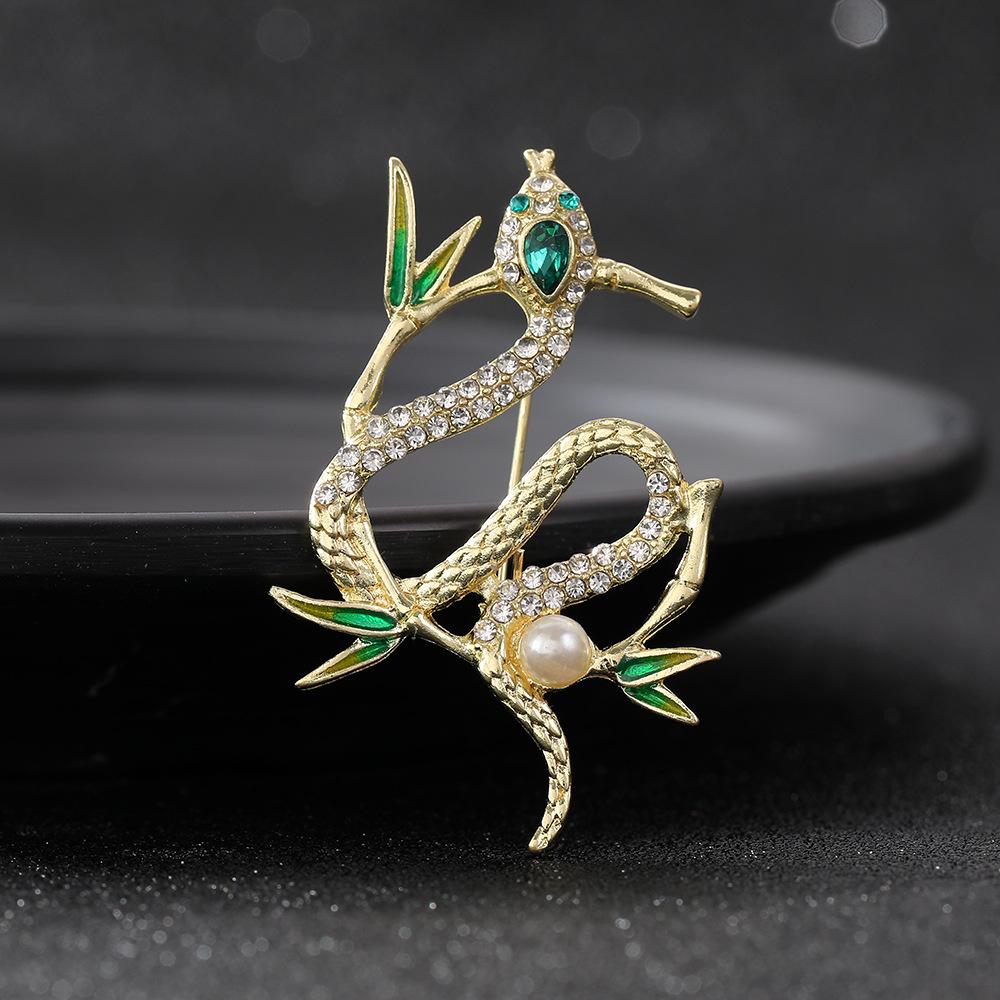 Broche Cobra de Luxo Coração de Cristal Verde Animal do Zodíaco Pins de Lapela para Mulheres Exquisite Broche de Joias para Festa de Lenço Vestido Casaco